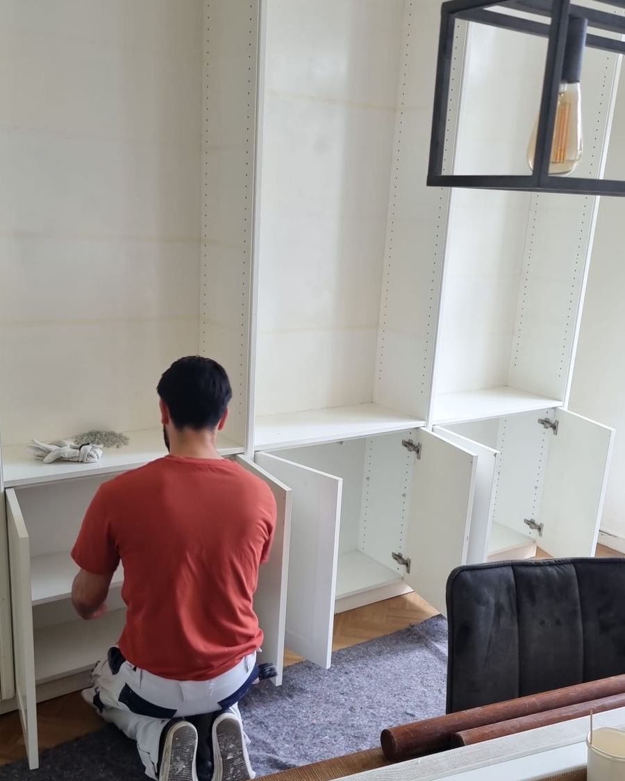 Schilder van A.J. Klus & Afwerking werkt een op maat gemaakte kastenwand af
